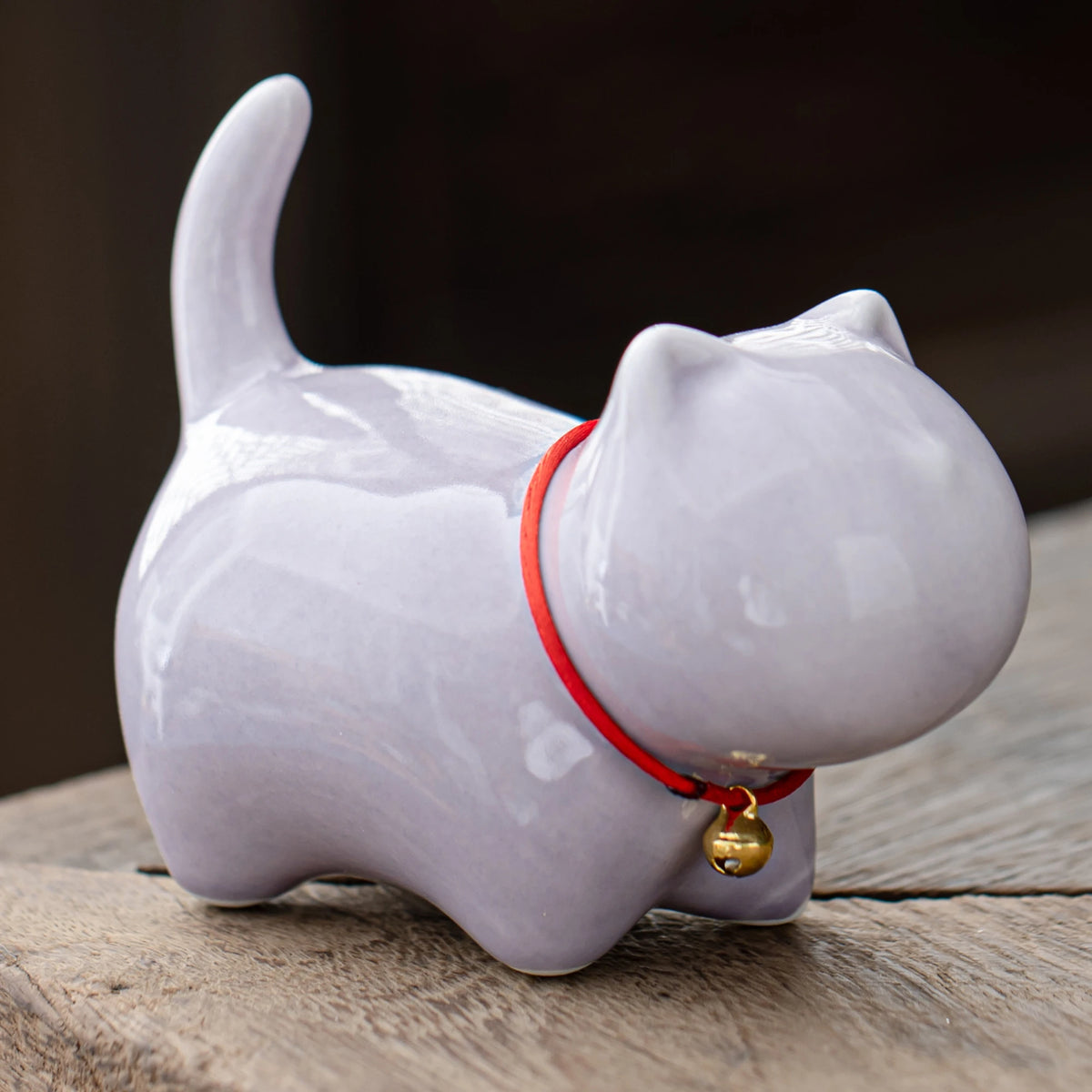 Entzückende lila Teekatze