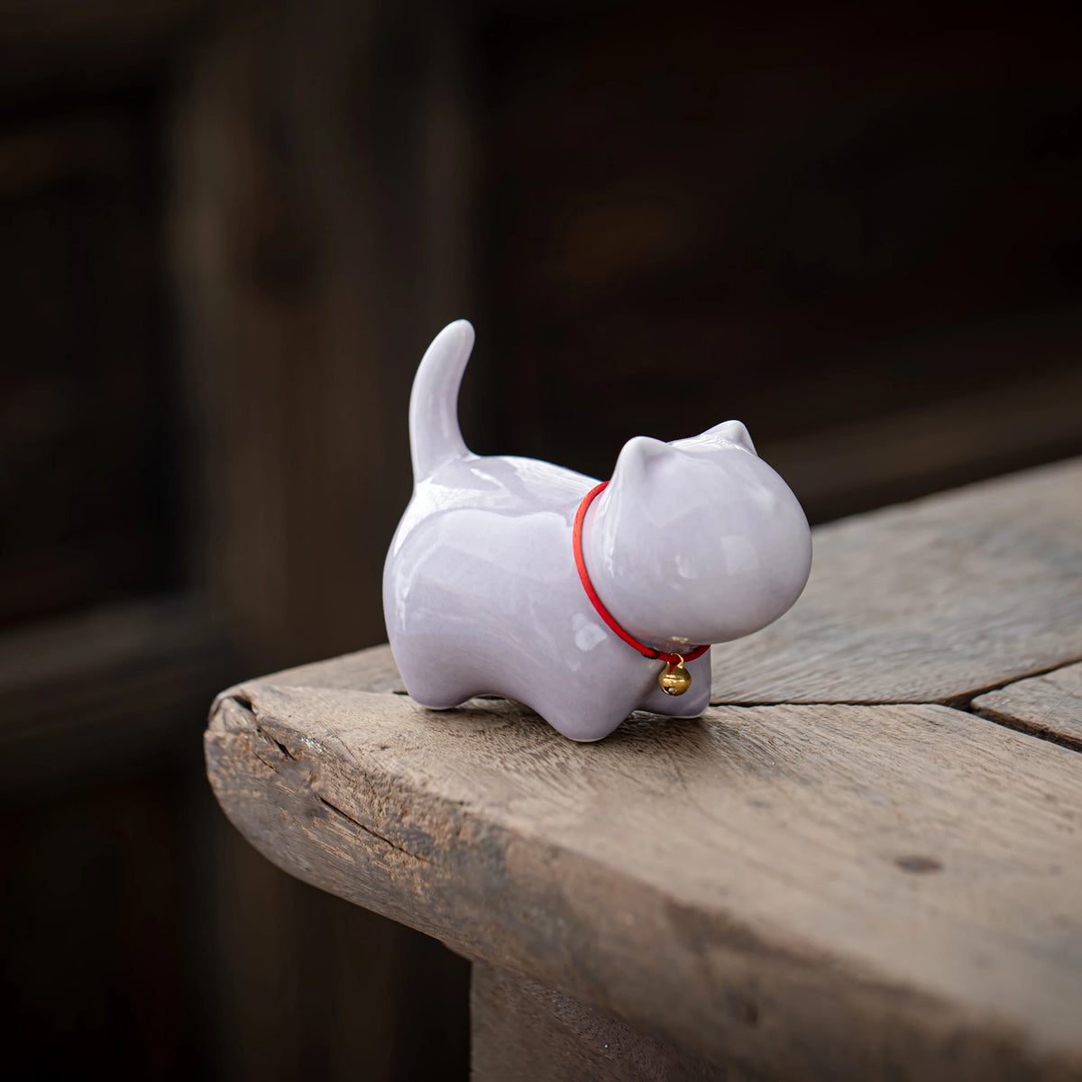 Entzückende lila Teekatze