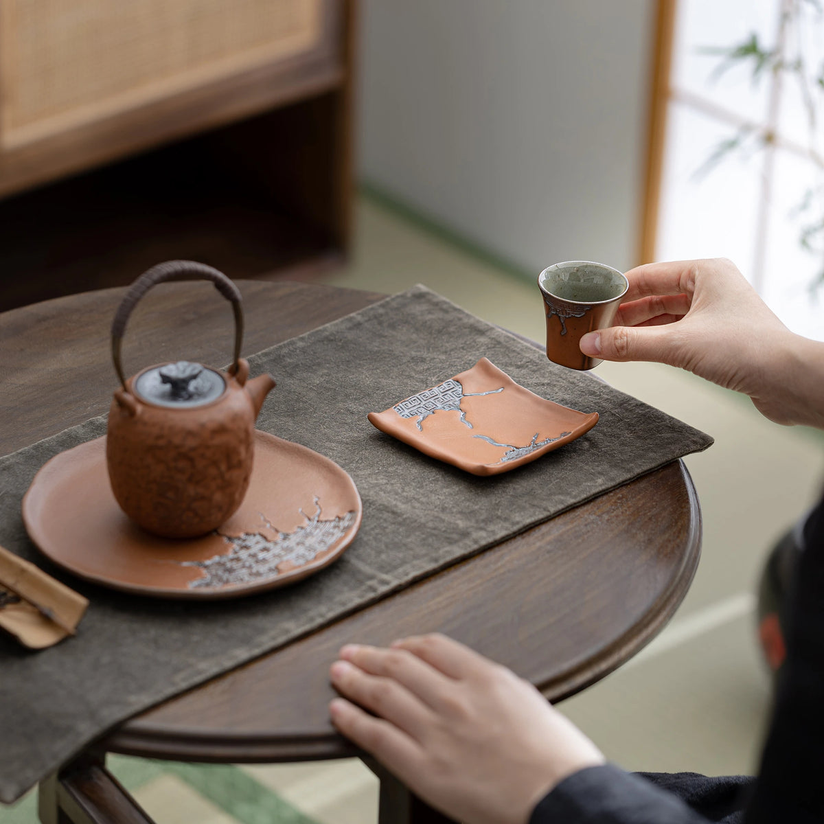 Zen-Tassenuntersetzer mit antiker Schrift, Erdtöne